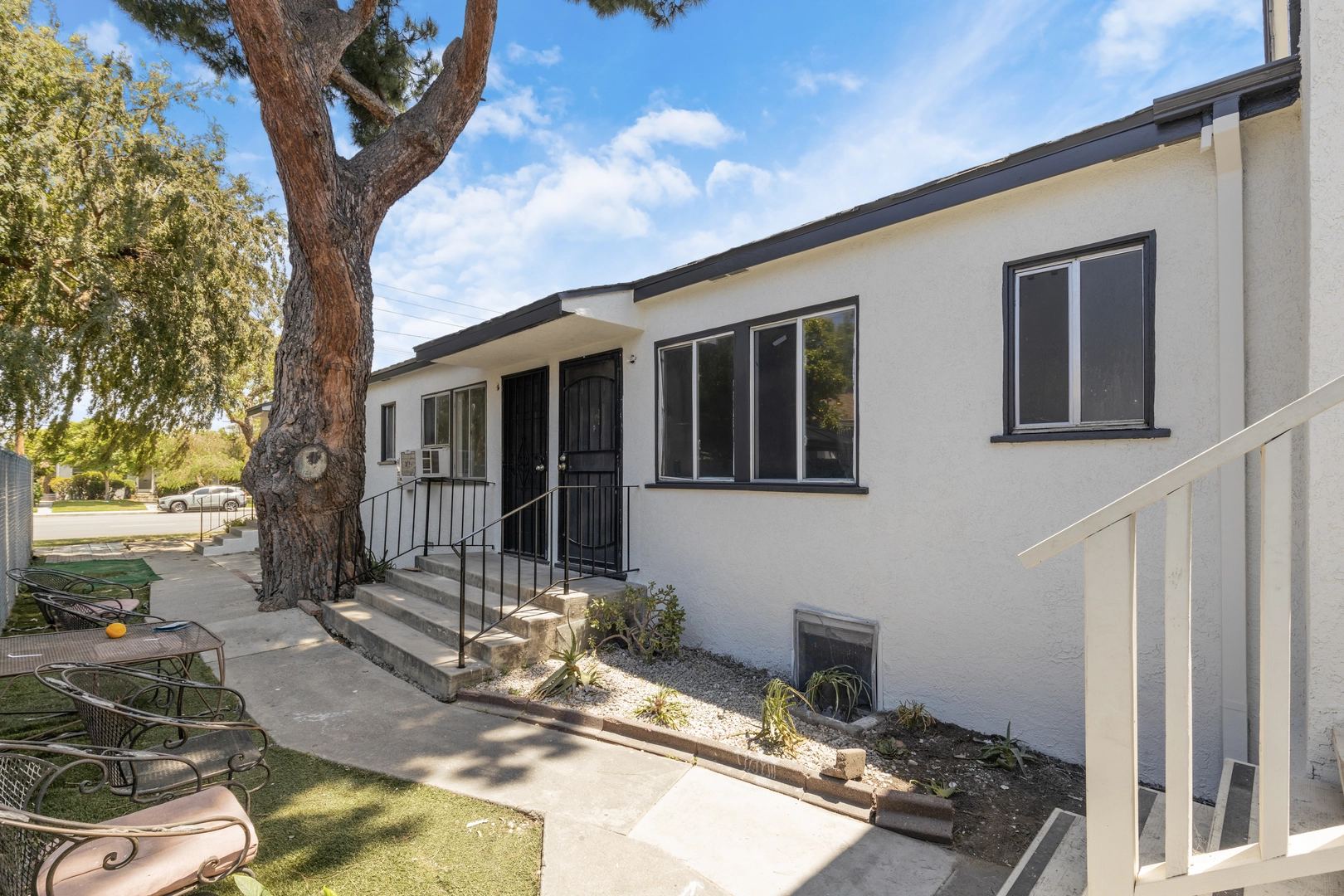 MultiFamily Property for Sale at 1515 North Hollywood Way